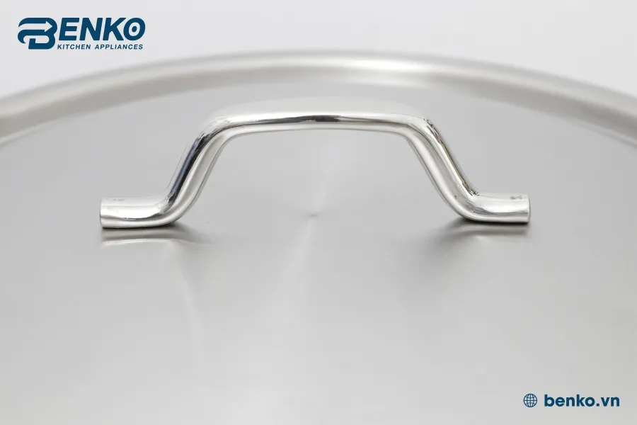 Vung (nắp) nồi luộc gà 3 đáy bằng chất liệu inox 430 sáng bóng, dễ dàng vệ sinh.