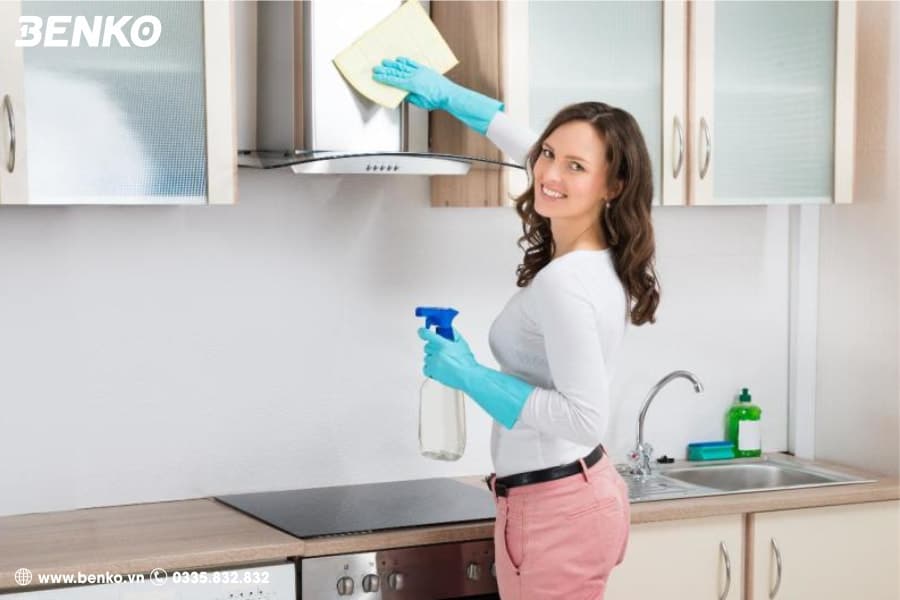 Vệ sinh vỏ bên ngoài máy hút mùi