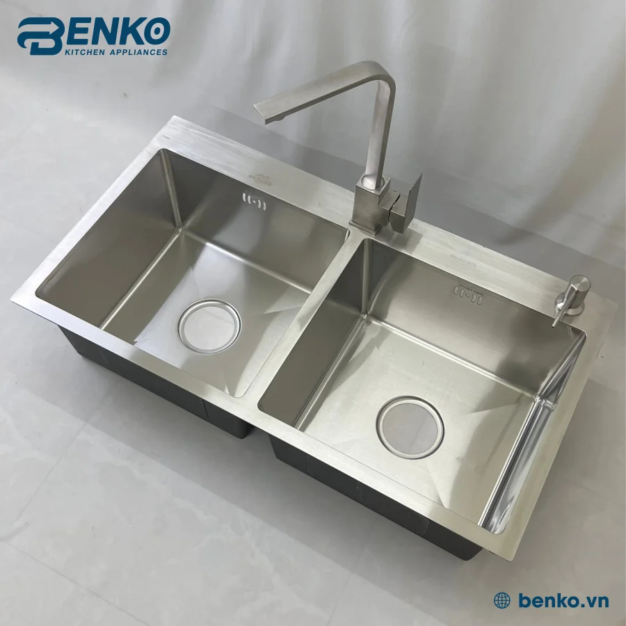 Chất liệu inox xước bóng mờ giúp cho vòi chậu rửa bát 82x45 Skyler 83364 Inox luôn sáng bóng