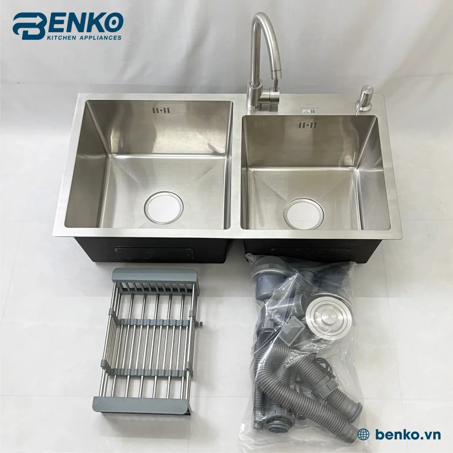 Vòi chậu rửa bát 82x45 Skyler 83375 Inox với kiểu dáng 2 hố lệch nhau (trái to + phải nhỏ)